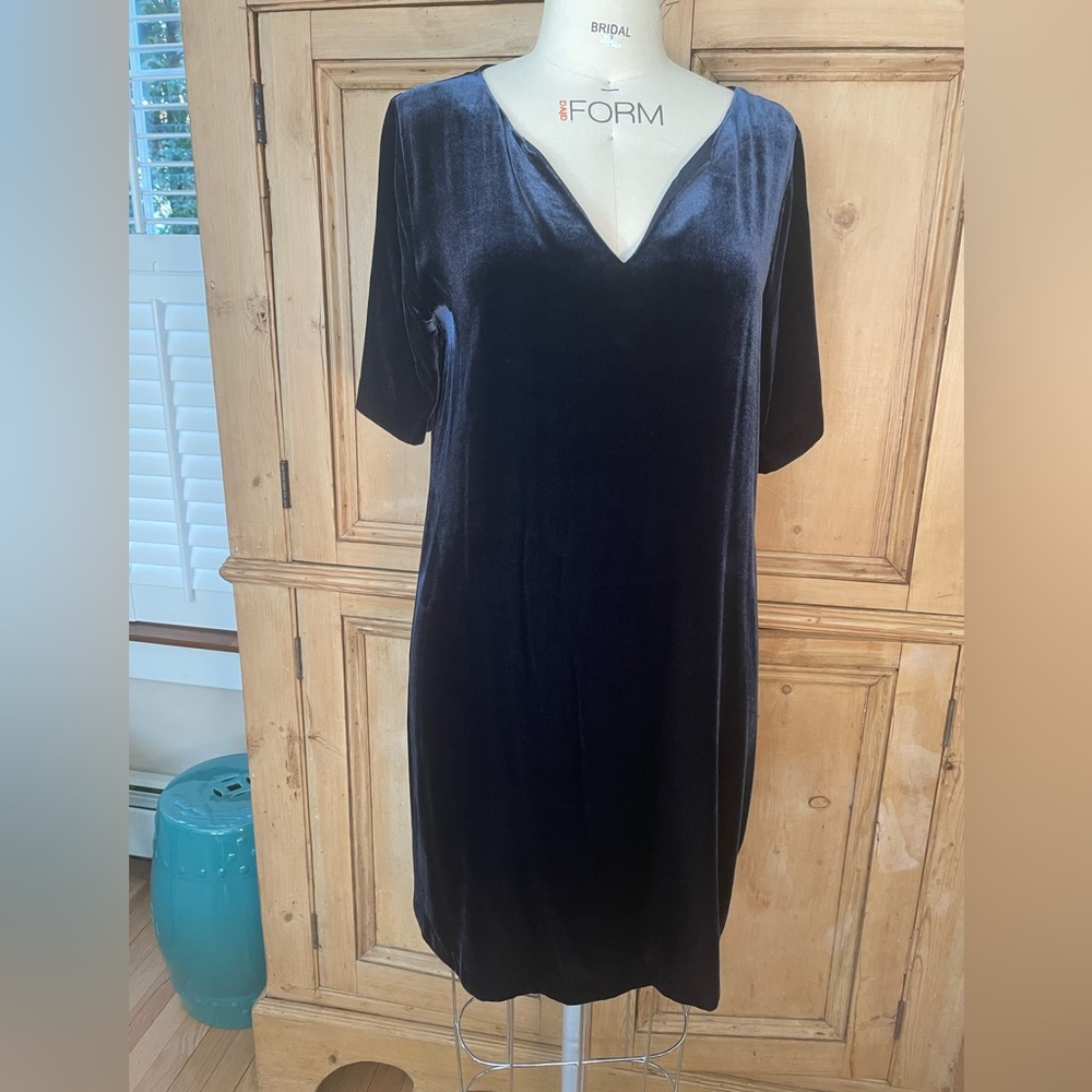 Sundance velvet type shift dress with split neckline.Excellent condition. Size M